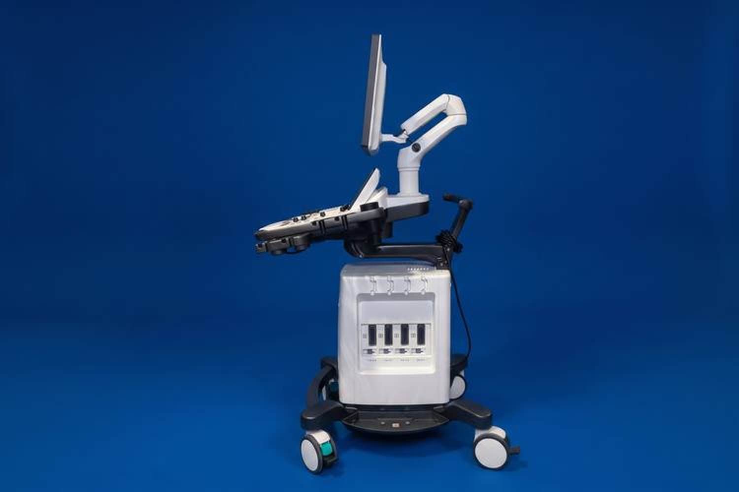 GE Vivid T9 seen from the front and side