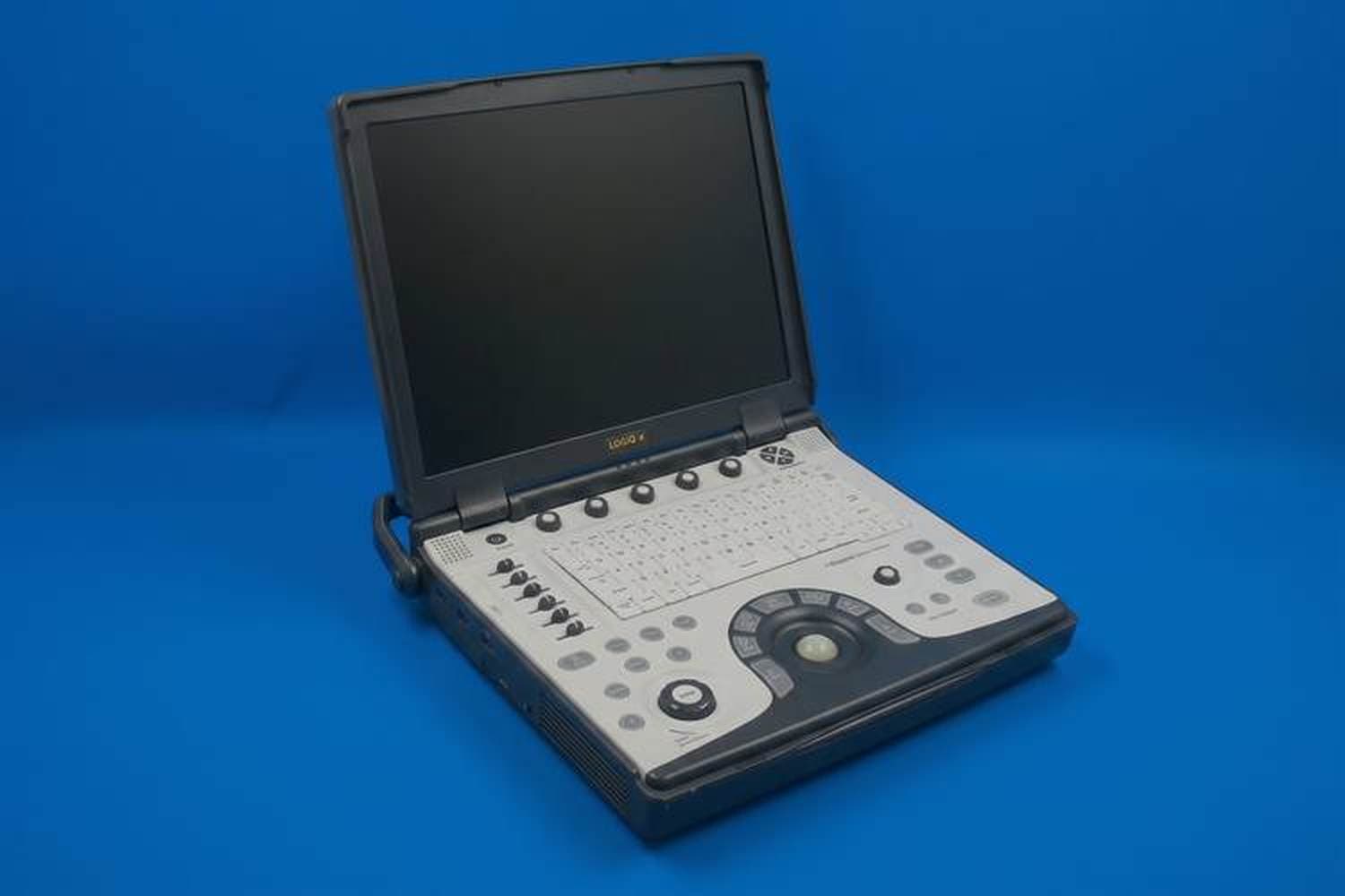 GE NextGen LOGIQ e R8 seen from the front and side